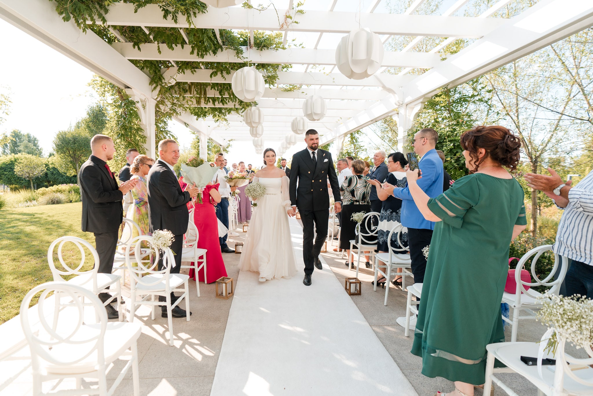 Ceremonie civilă în aer liber la Monato Event București – Miri și familie fericită