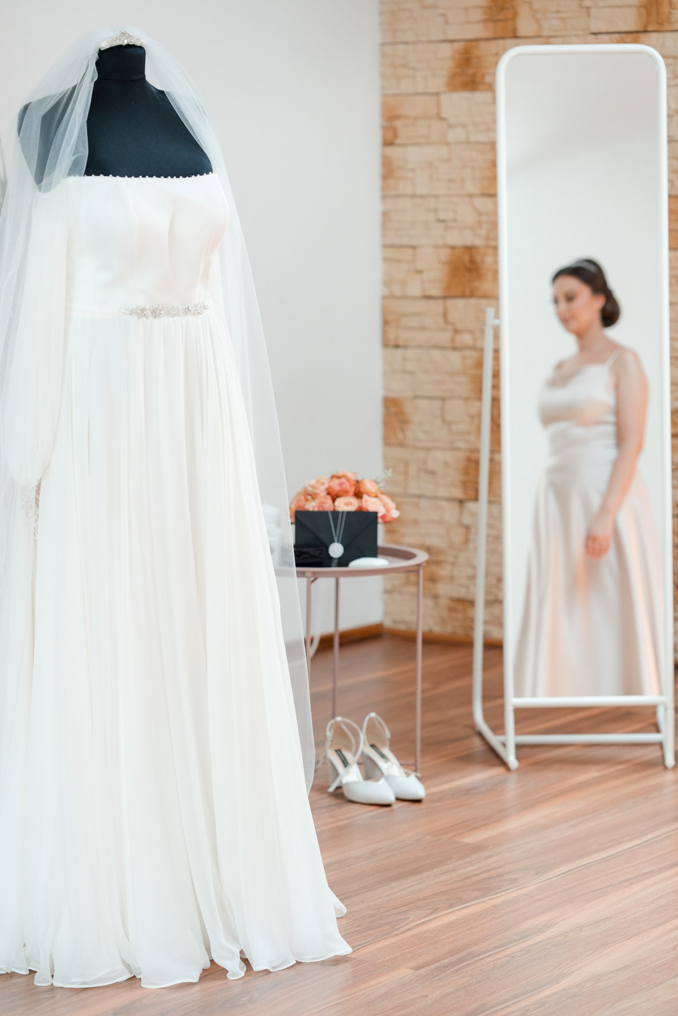 Pregătiri de nuntă la Monato Event București – Mireasa în rochia de nuntă, emoționată