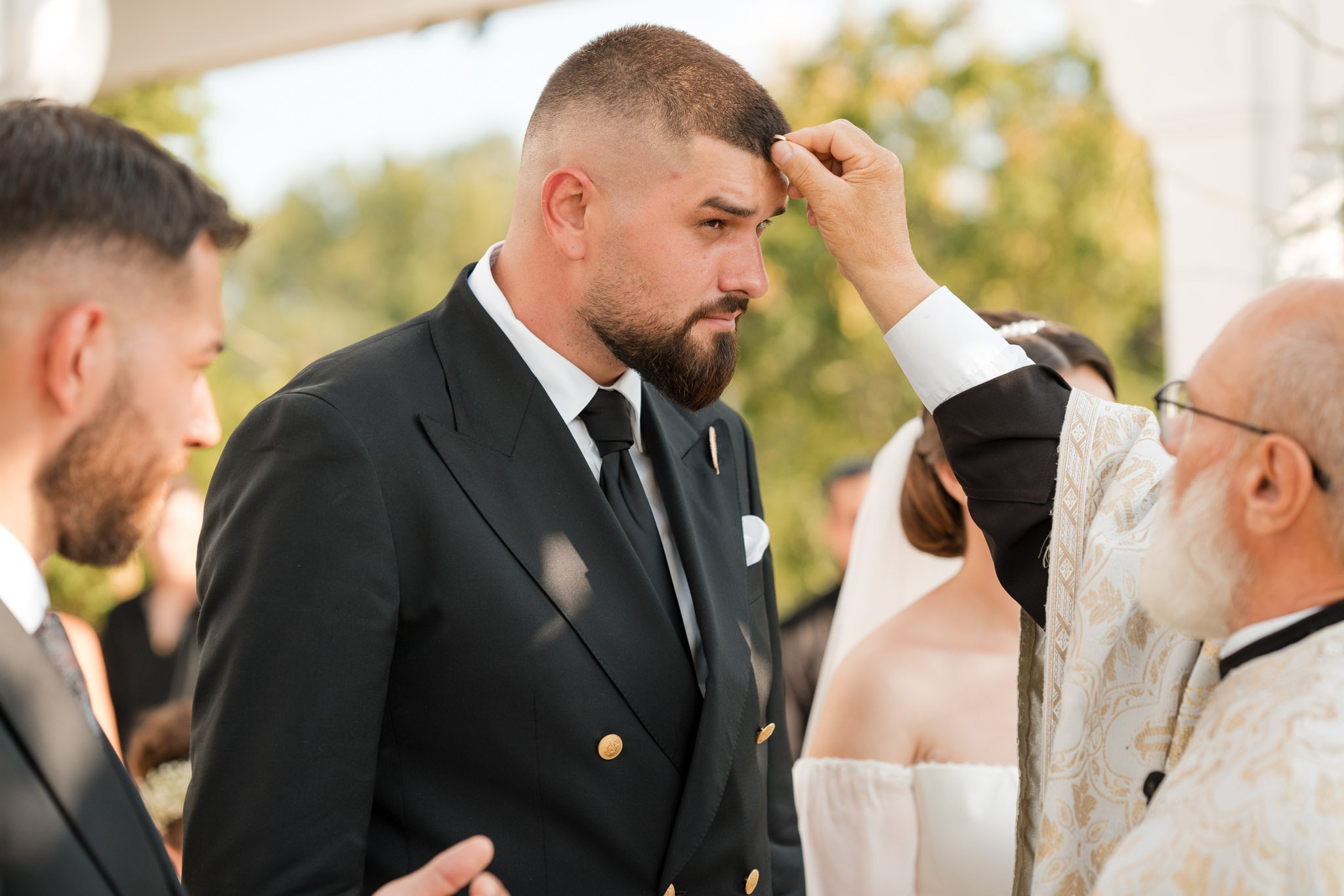 Fotograf nuntă Monato Event București – Momentul binecuvântării mirilor