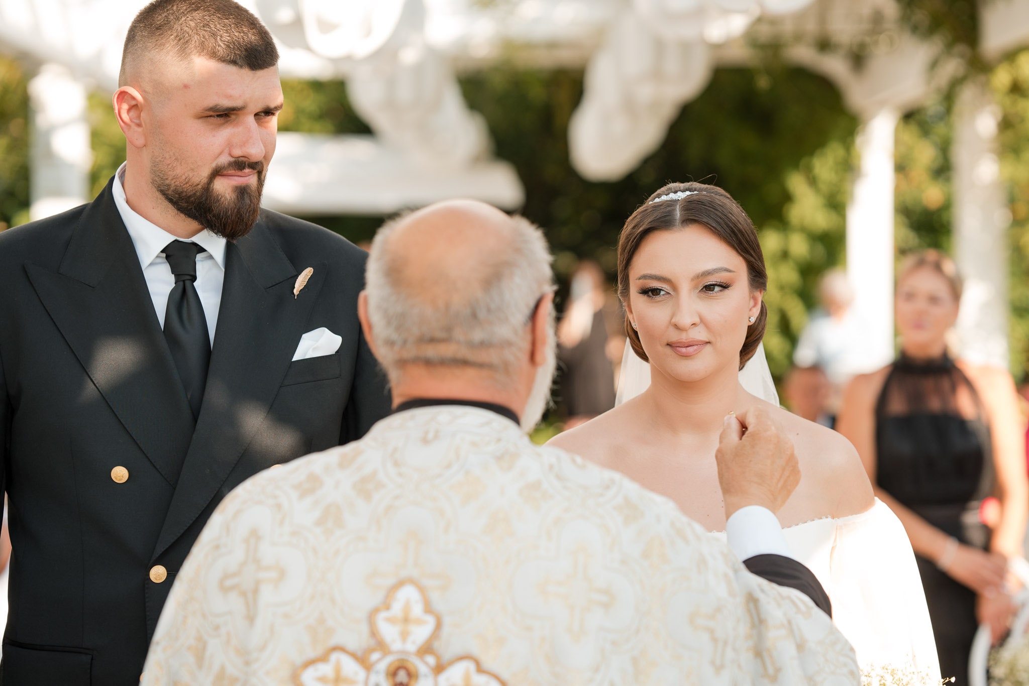 Fotograf nuntă Monato Event București – Momentul binecuvântării mirilor
