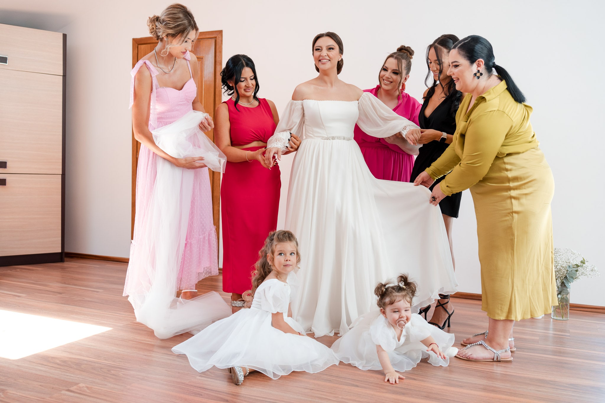 Pregătiri de nuntă la Monato Event București – Mireasa în rochia de nuntă, emoționată