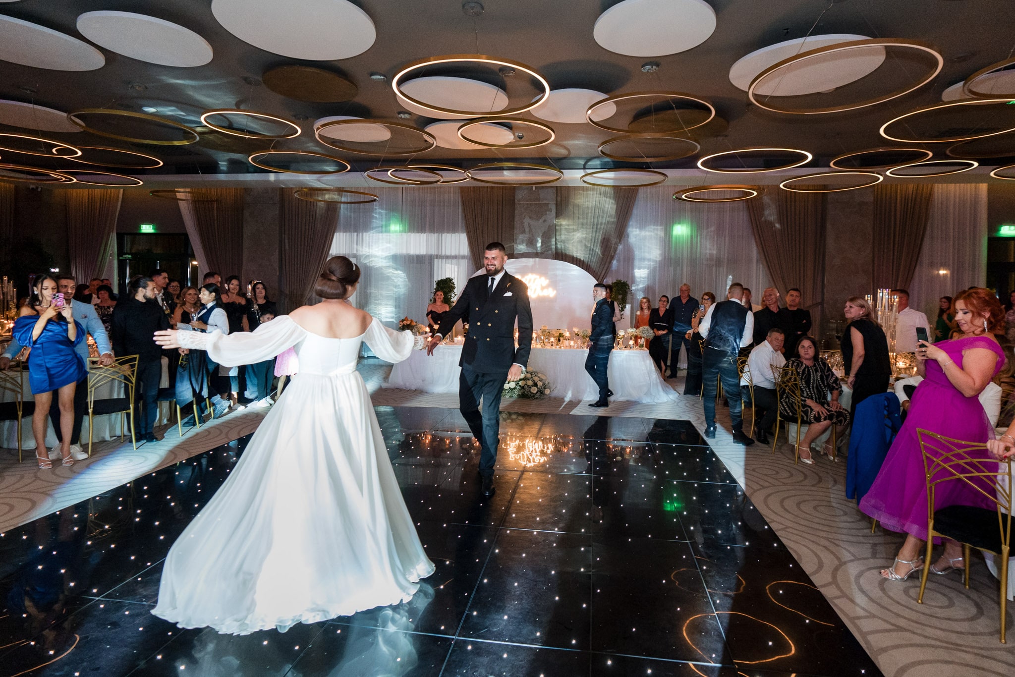 Fotograf nuntă Monato Event București – Primul dans al mirilor într-un decor de vis