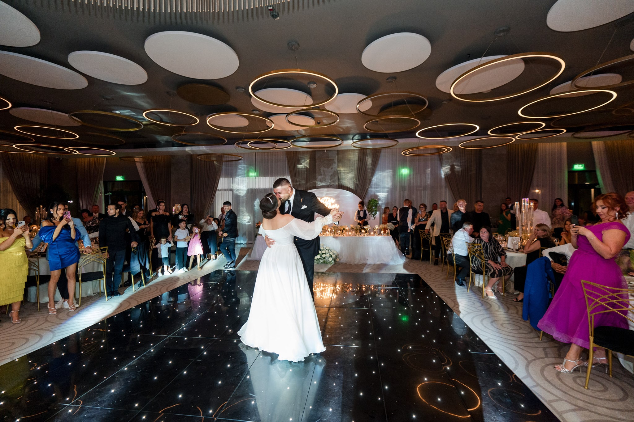 Fotograf nuntă Monato Event București – Primul dans al mirilor într-un decor de vis