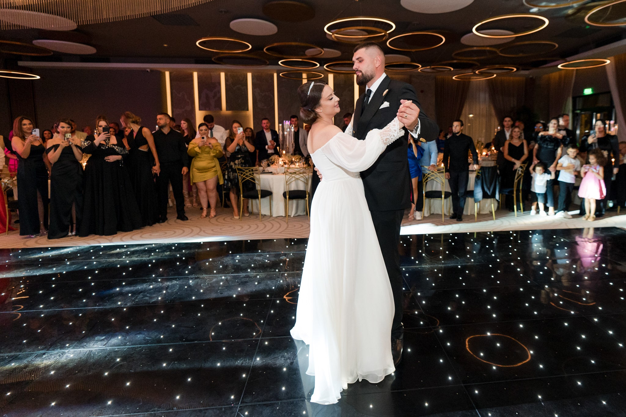 Fotograf nuntă Monato Event București – Primul dans al mirilor într-un decor de vis