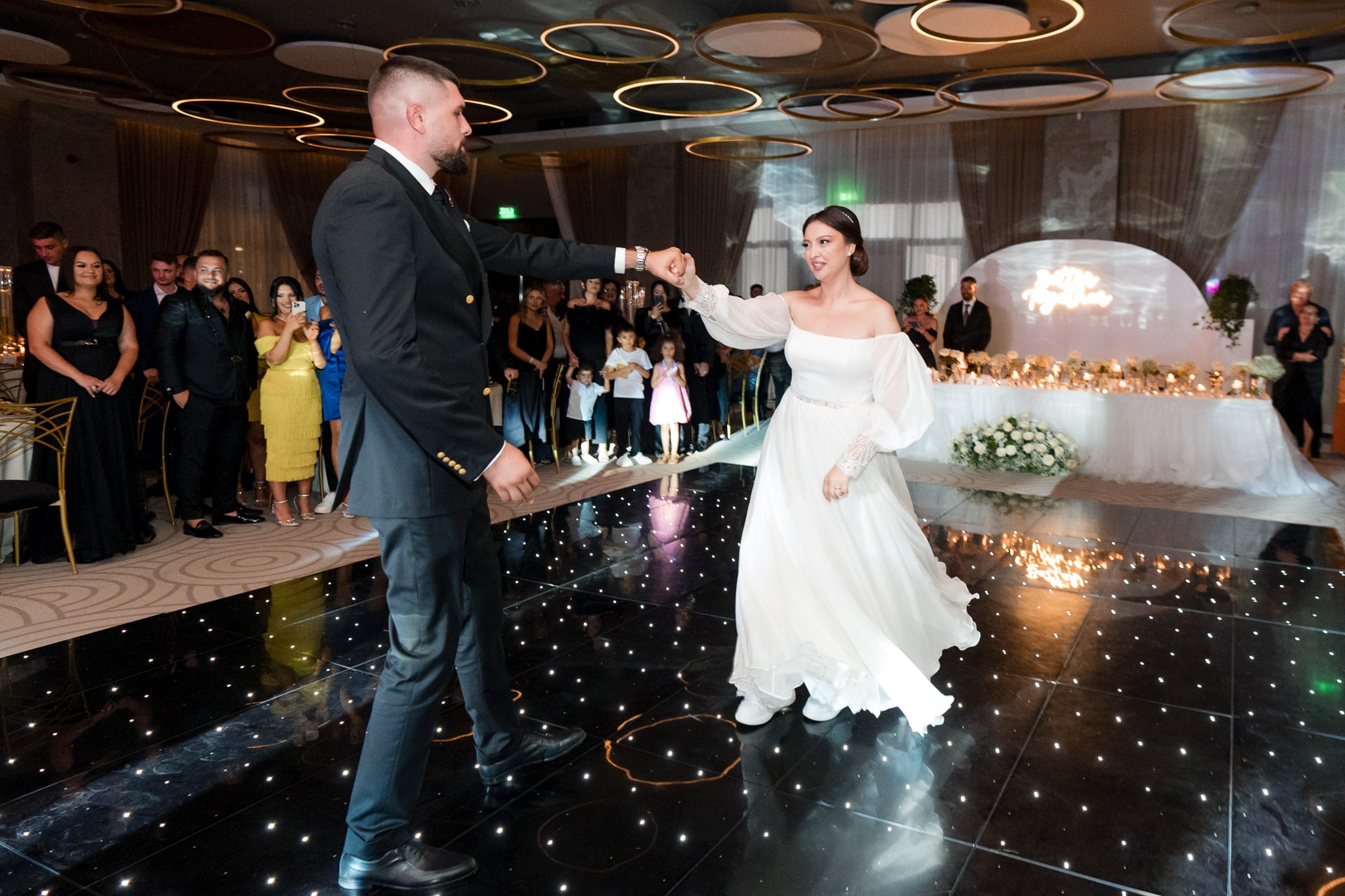 Fotograf nuntă Monato Event București – Primul dans al mirilor într-un decor de vis
