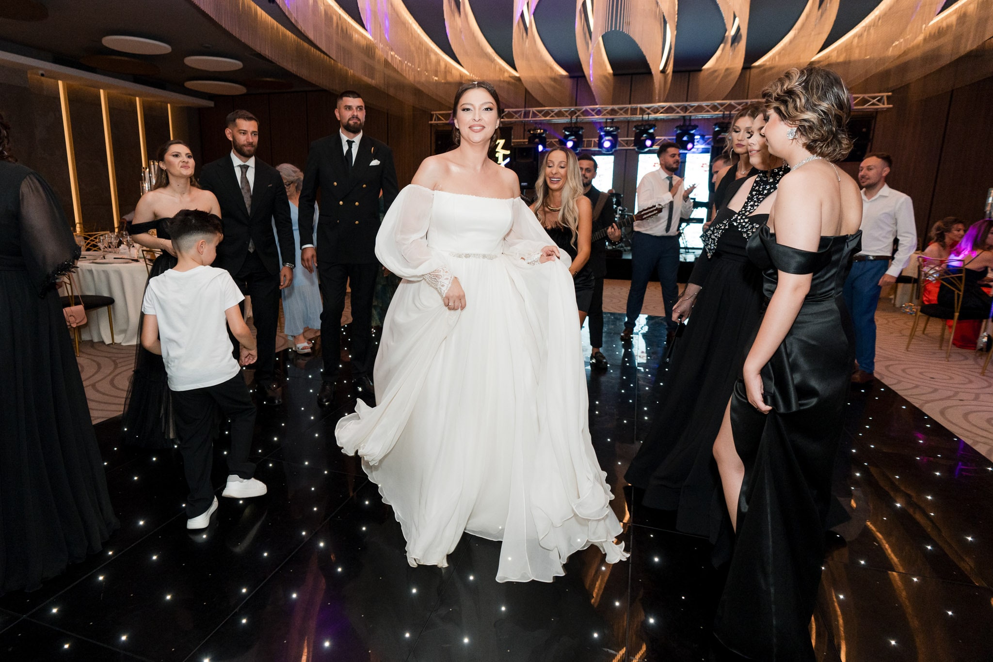 Petrecere de nuntă la Monato Event București – Atmosferă de sărbătoare și invitați pe ringul de dans fotografiati de FotoTime