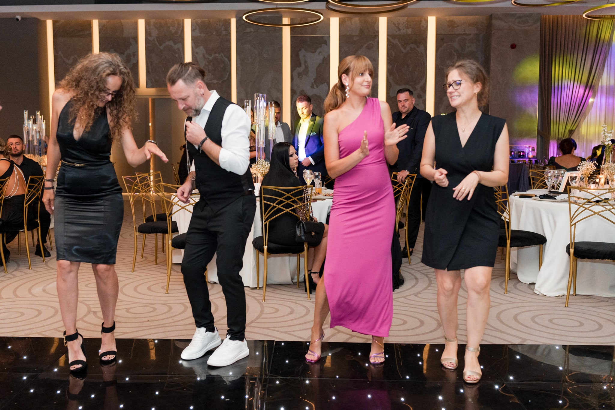 Petrecere de nuntă la Monato Event București – Atmosferă de sărbătoare și invitați pe ringul de dans fotografiati de FotoTime