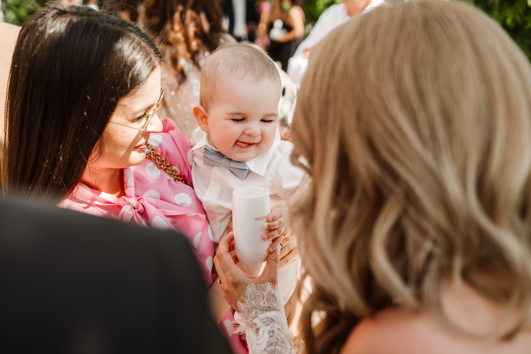 Moment surprins la cununia civilă în grădinile Monato Events, fotografiat de FotoTime