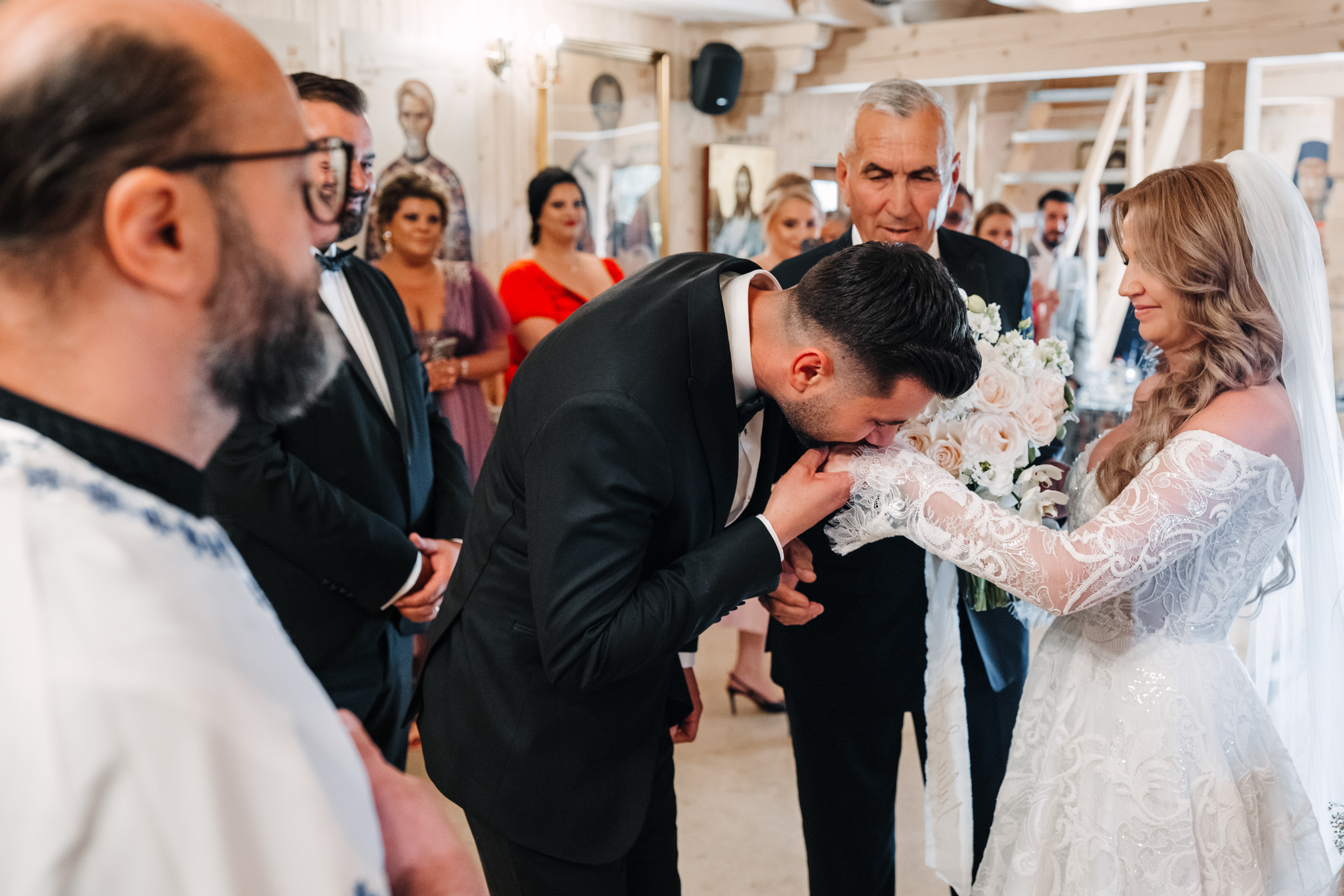 Fotografii cununie religioasă la Mănăstirea Buna Vestire, lângă Monato Events, realizate de FotoTime