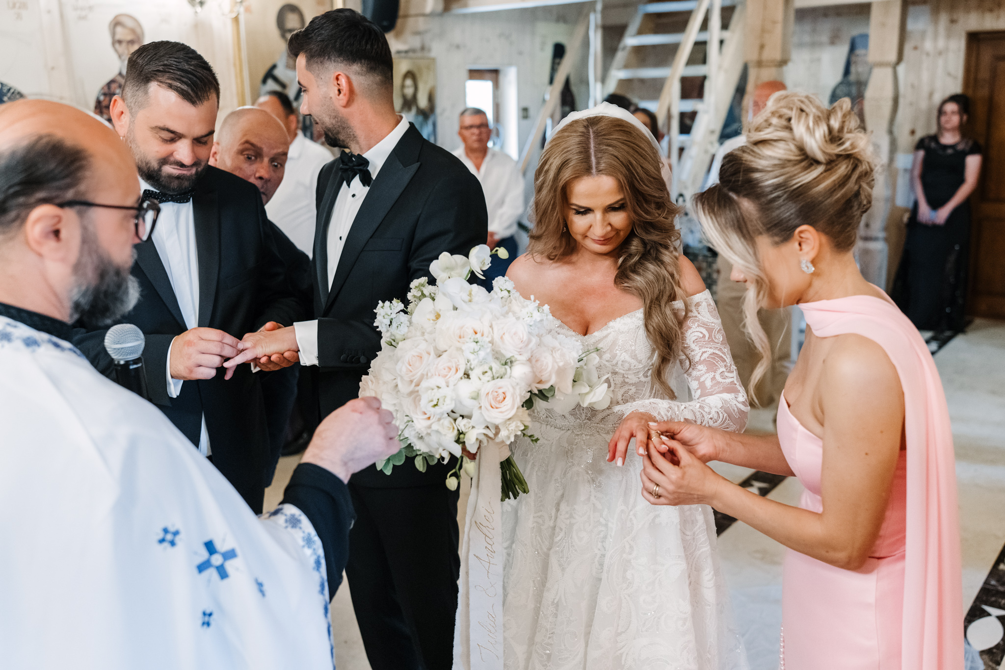 Nuntă Monato Events – Iulia & Andrei schimb de inele la Mănăstirea Buna Vestire, lângă Monato Events, realizate de FotoTime