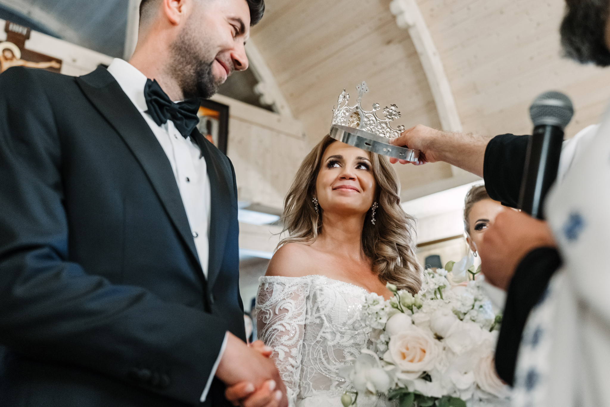 Cadru emoționant de la cununia religioasă la Mănăstirea Buna Vestire, lângă Monato Events – by FotoTime