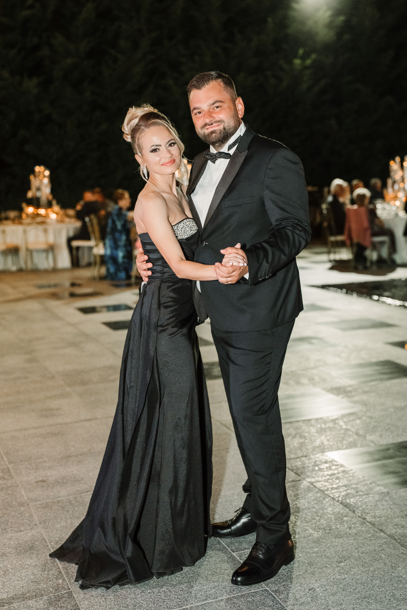 Nuntă Monato Events – Petrecere sub cerul liber portret cu nasii – FotoTime