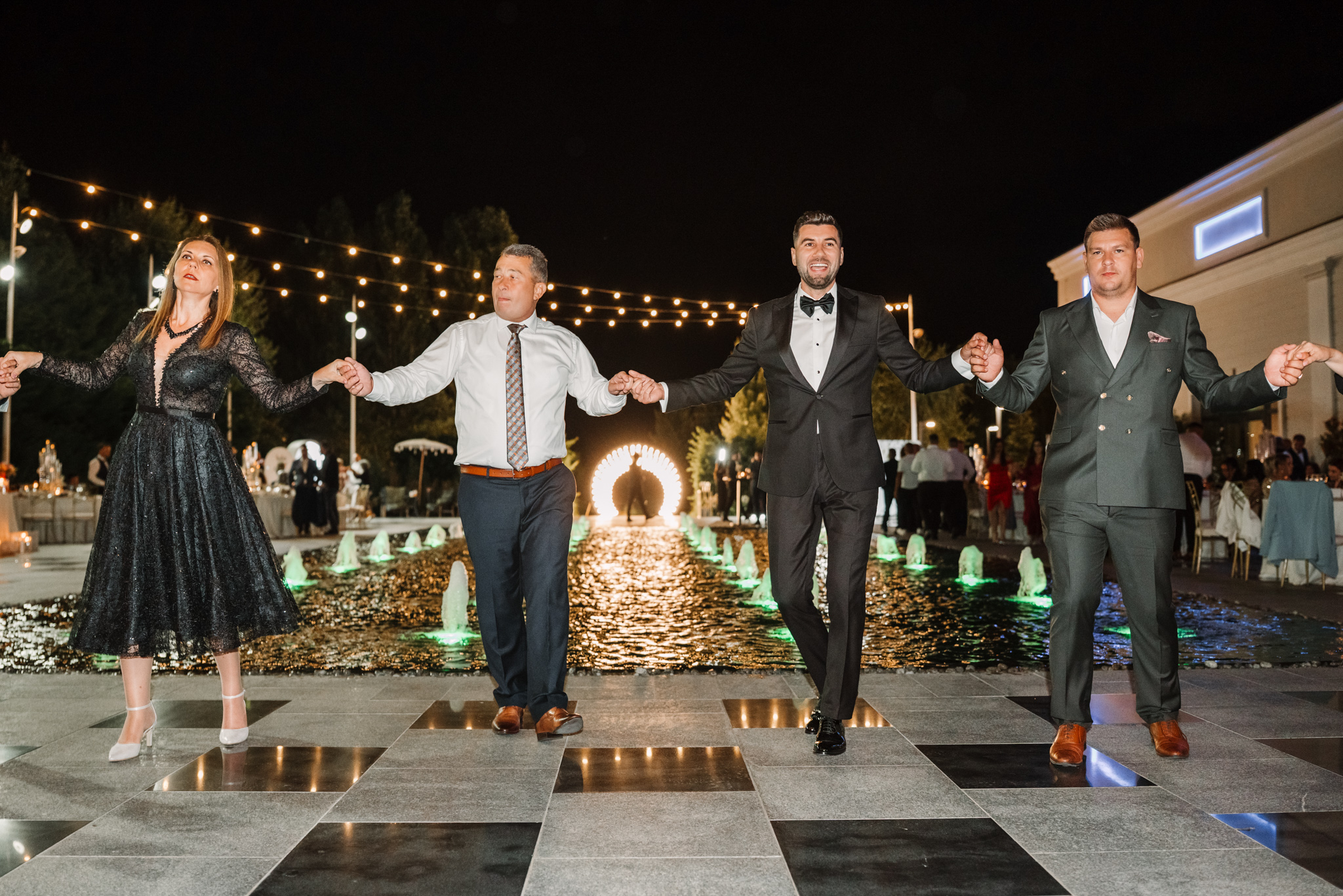 Nuntă Monato Events – Invitații dansează și se distrează la petrecerea de nuntă – FotoTime