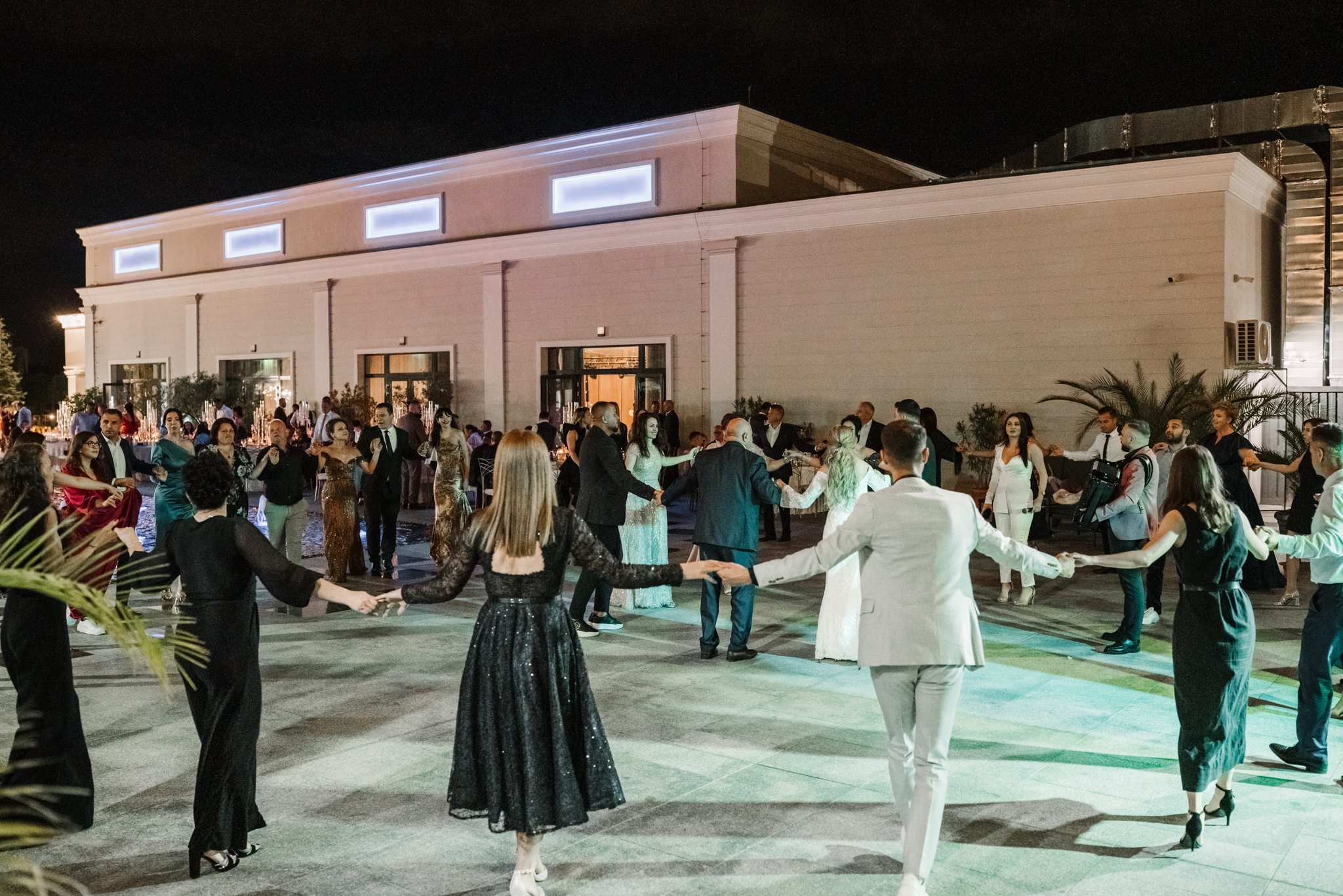 Nuntă Monato Events – Cadru vesel cu invitații petrecând la nuntă – FotoTime