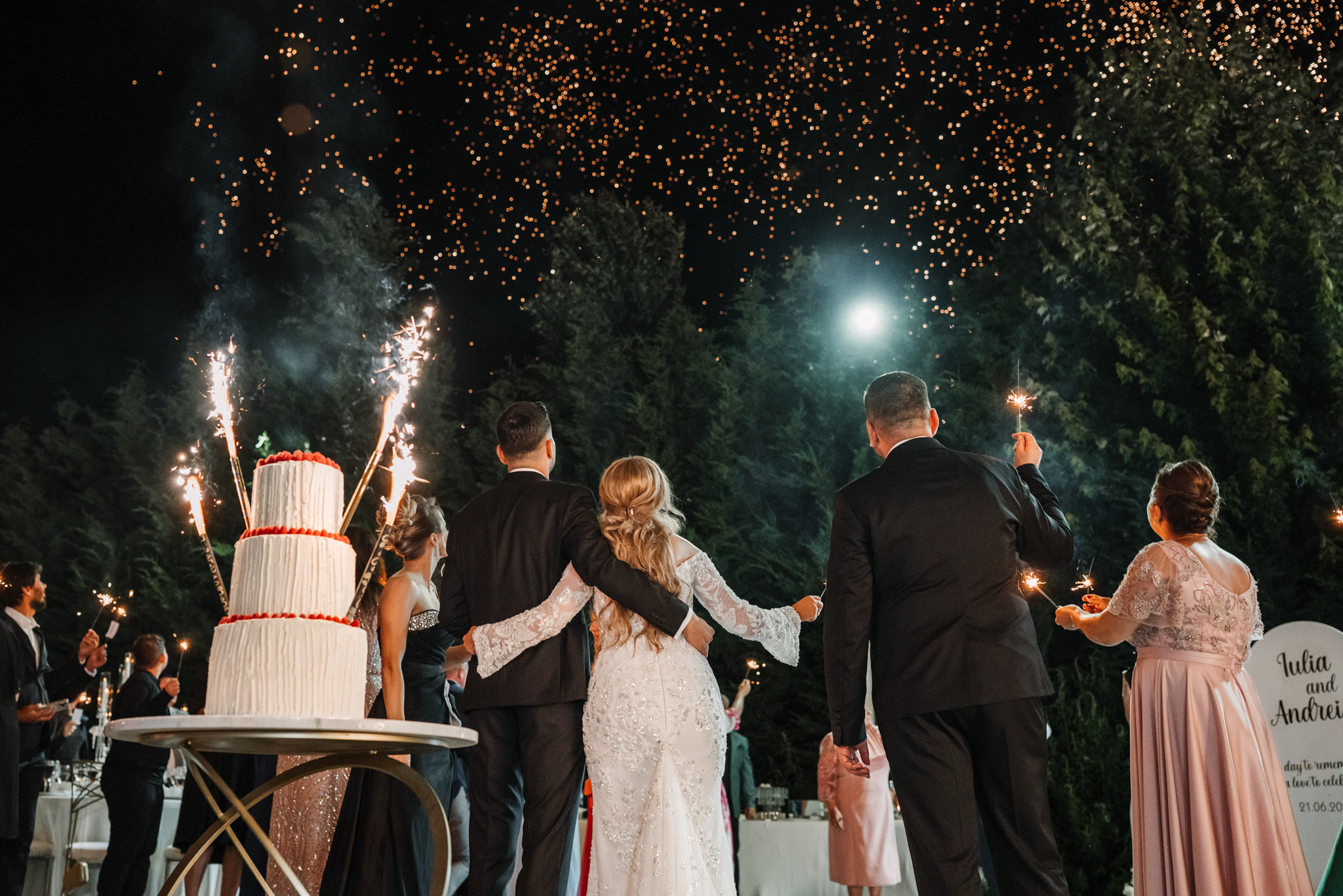 Nuntă Monato Events – Moment special cu tortul de nuntă și foc de artificii în aer liber – FotoTime