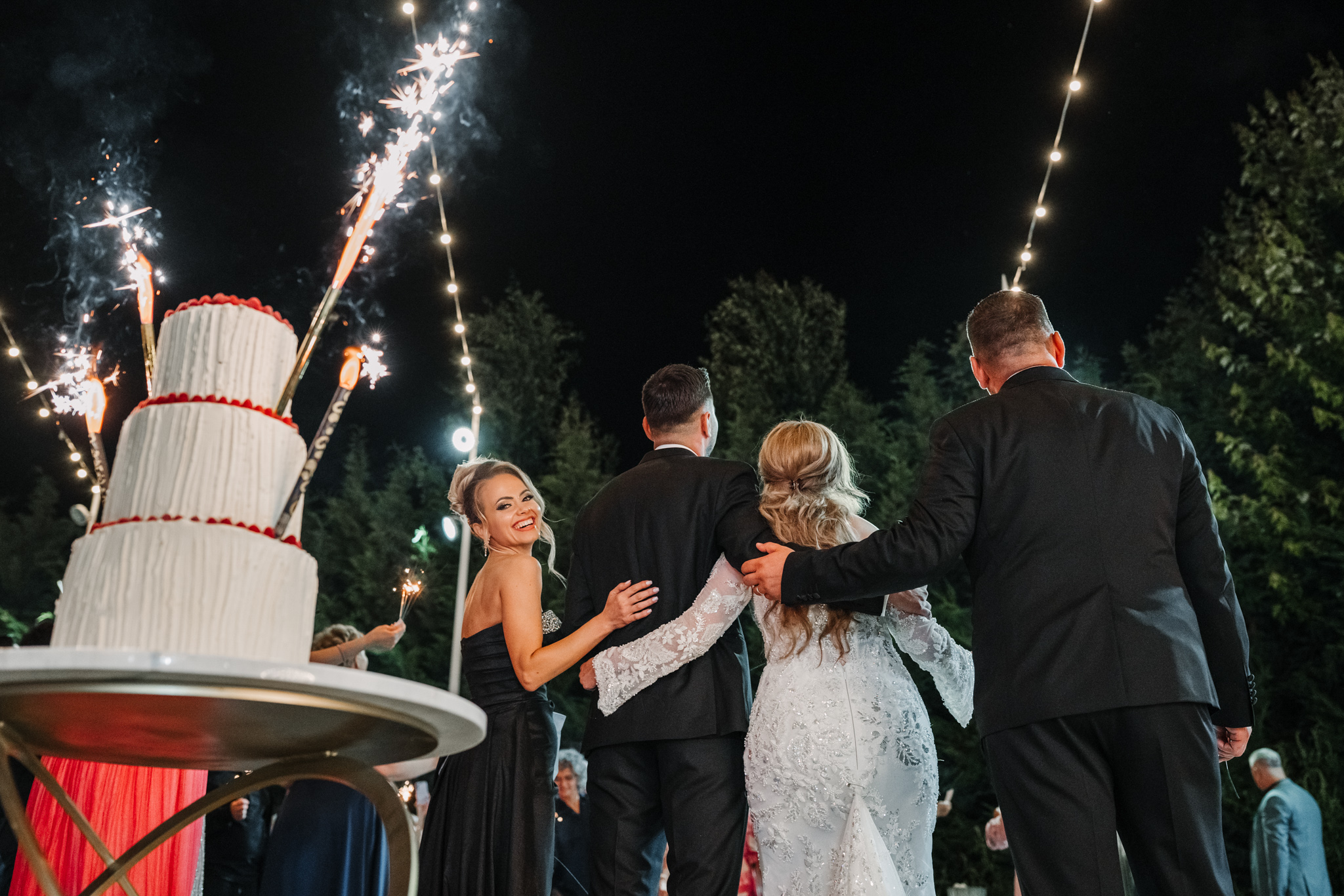 Moment special cu tortul de nuntă și foc de artificii în aer liber la Monato Events – fotografie FotoTime