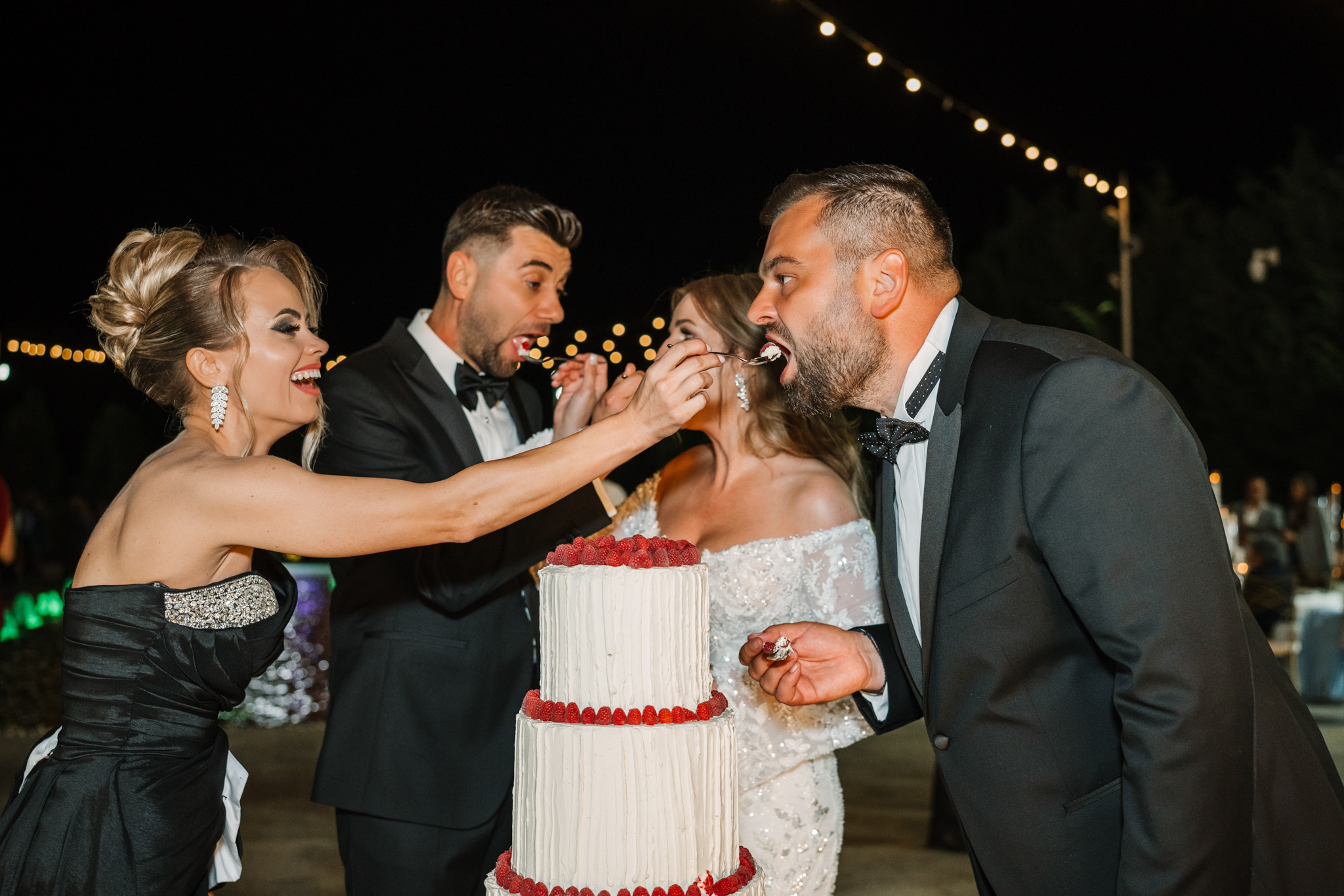 Moment special cu tortul de nuntă și foc de artificii în aer liber la Monato Events – fotografie FotoTime